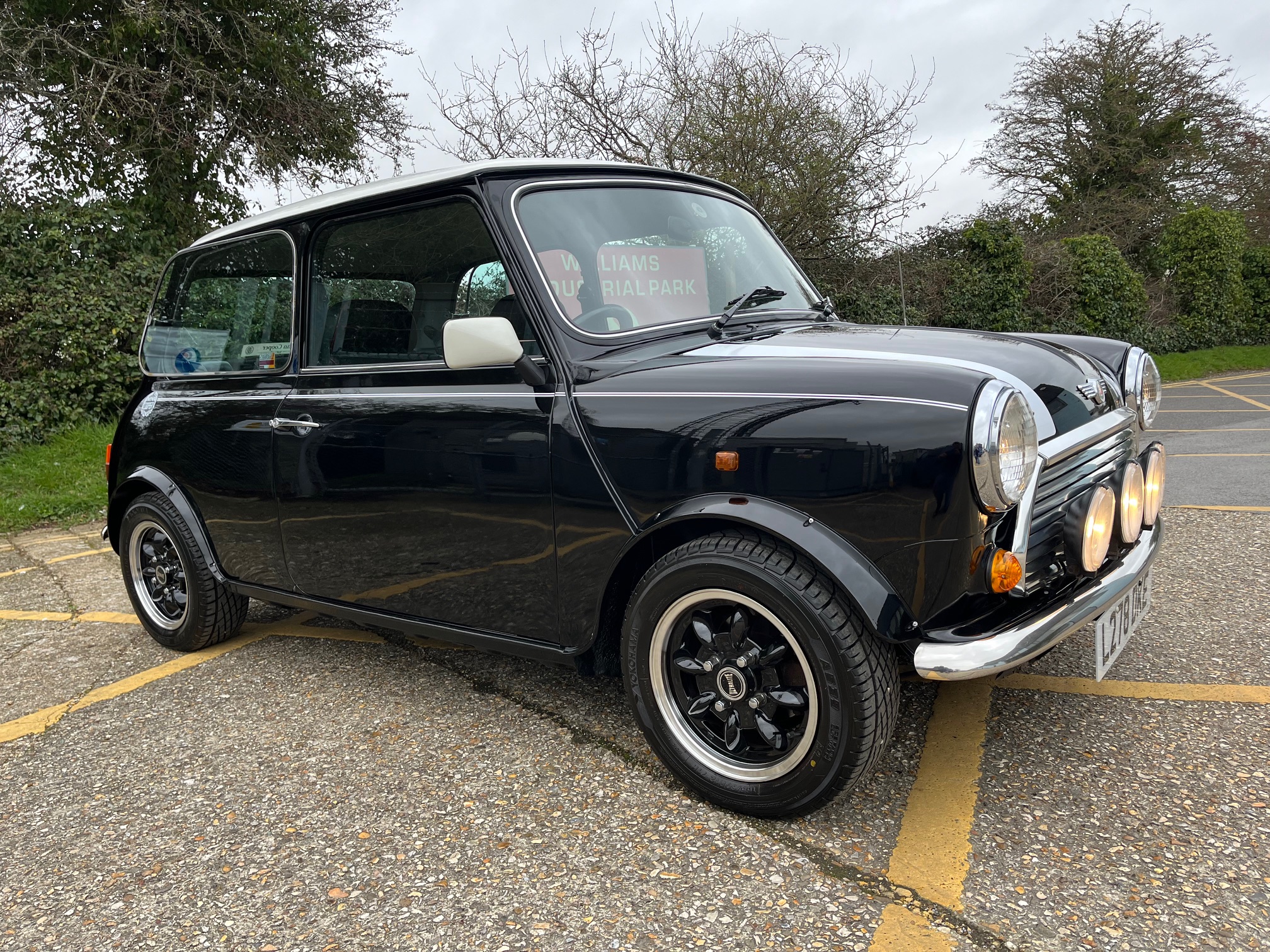 1993 Rover Mini Cooper 1.3i. Gloss Black. Only 47k and a FSH. Very rare and stunning. Ready to be enjoyed.